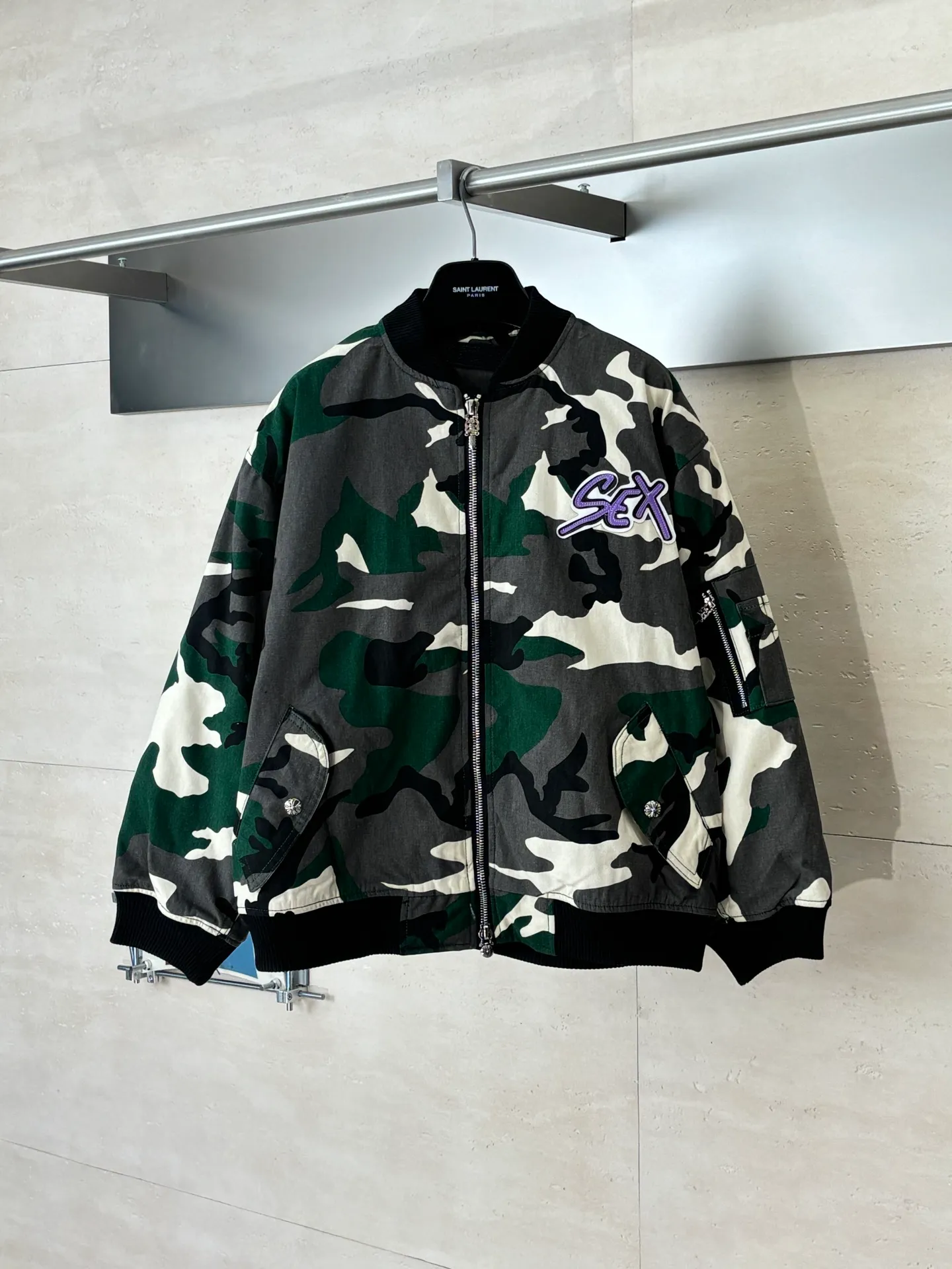 P1010 Chrome Heat*/CH Chrome Heat Camouflage Flight Jacket Cotton Jacket was purchased and developed by a Los Angeles agent for US$5,600. This model is made of custom-made military canvas fabric and is reproduced 1:1 according to the original model, with a piece of cloth printed camouflage pattern. The customization period for the chest sex pattern stamp is 20 days, the minimum order is 1800 pieces, and the color plate is matched. The hardware buckles are all made of electroplated 925 silver material, the weight is perfectly restored, and they are aged and oxidized to black. The back printing uses positioning screen glue printing, and the sleeve pockets are also positioned and opened by a template machine.  Size: M/L/XL/XXL